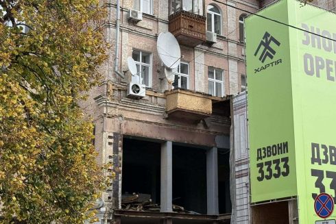 У центрі Києва виявили руйнування історичної будівлі за фасадною завісою