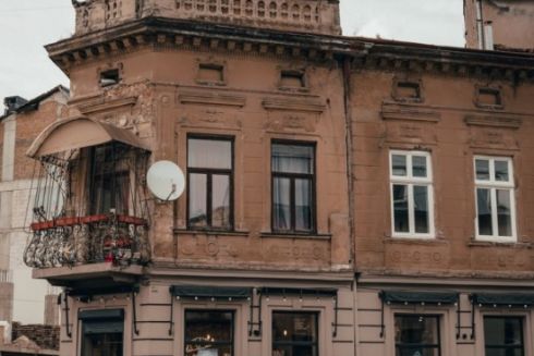 У Львові відновили історичні вікна будинку на вулиці Хмельницького