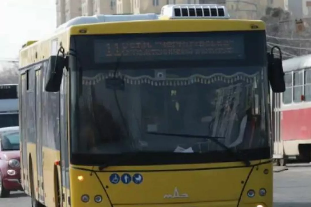 Через обстріл у Києві перекрили вулицю та затримується громадський транспорт