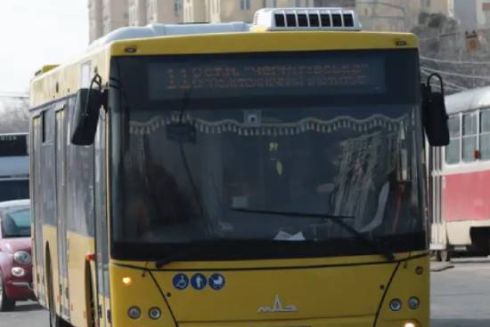 Через обстріл у Києві перекрили вулицю та затримується громадський транспорт