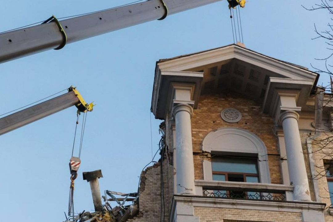 Історичний будинок на Банковій пошкодив російський дрон – зруйновано унікальну вежу-ротонду