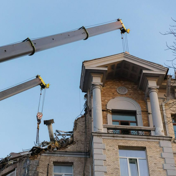 Історичний будинок на Банковій пошкодив російський дрон – зруйновано унікальну вежу-ротонду