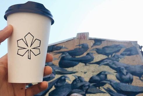 Во дворике с воронами открылась кофейня “Каштан”