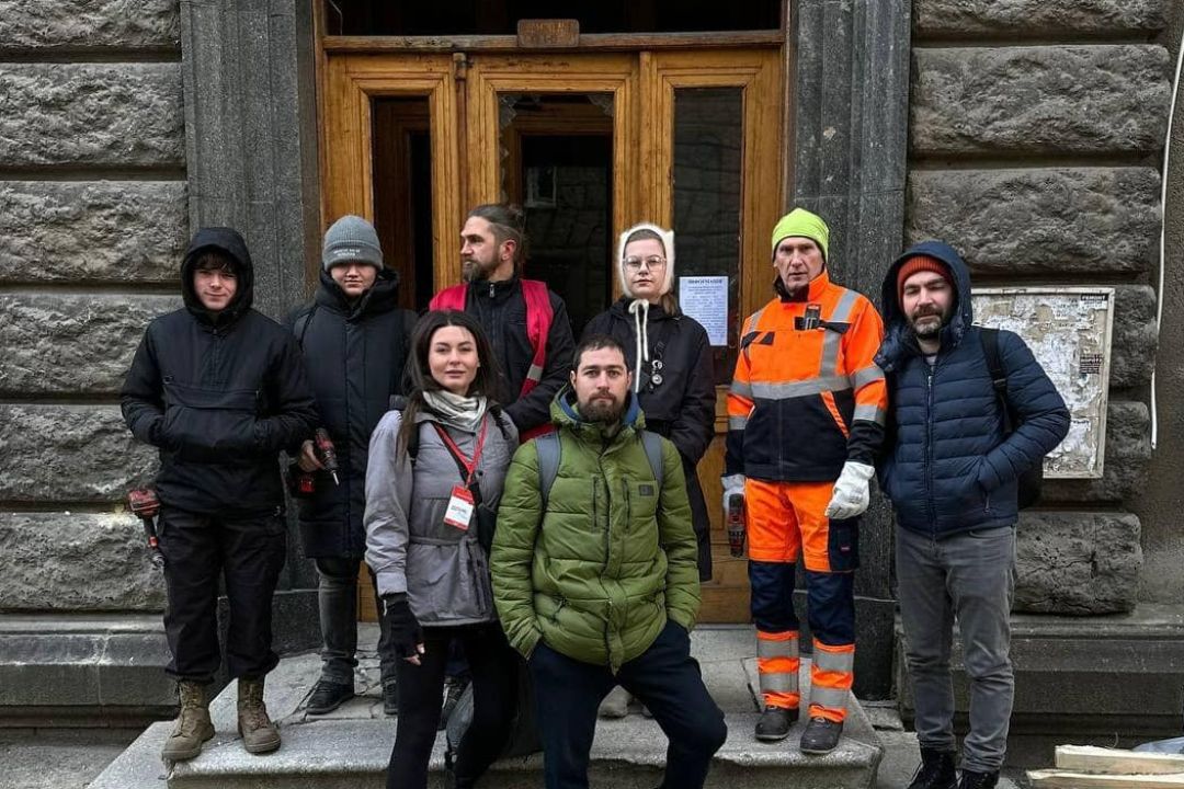 “Ми розбираємо завали в Будинку Спілки письменників після прильоту” – Як волонтери “Гуртум” рятують київські пам'ятки