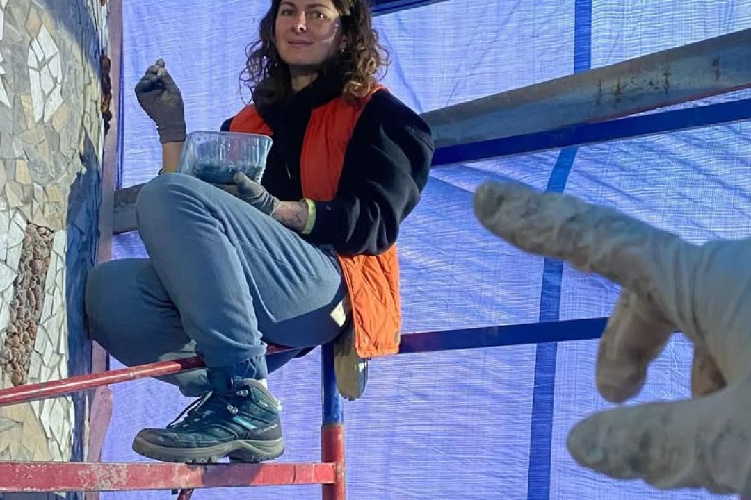 Як художниця Анастасія Лелюк та мешканці Українки створюють найбільшу сучасну мозаїку в Україні