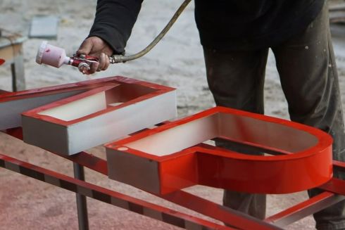 У Львові завершують реставрувати вивіску 70-х років &ndash; дивіться фото