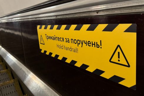 Не притулятися: У київському метро тестують нові наліпки на ескалаторах