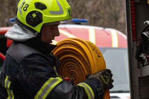 У Києві після атаки дрона пожежники не змогли заїхати у двір: поради, що робити мешканцям