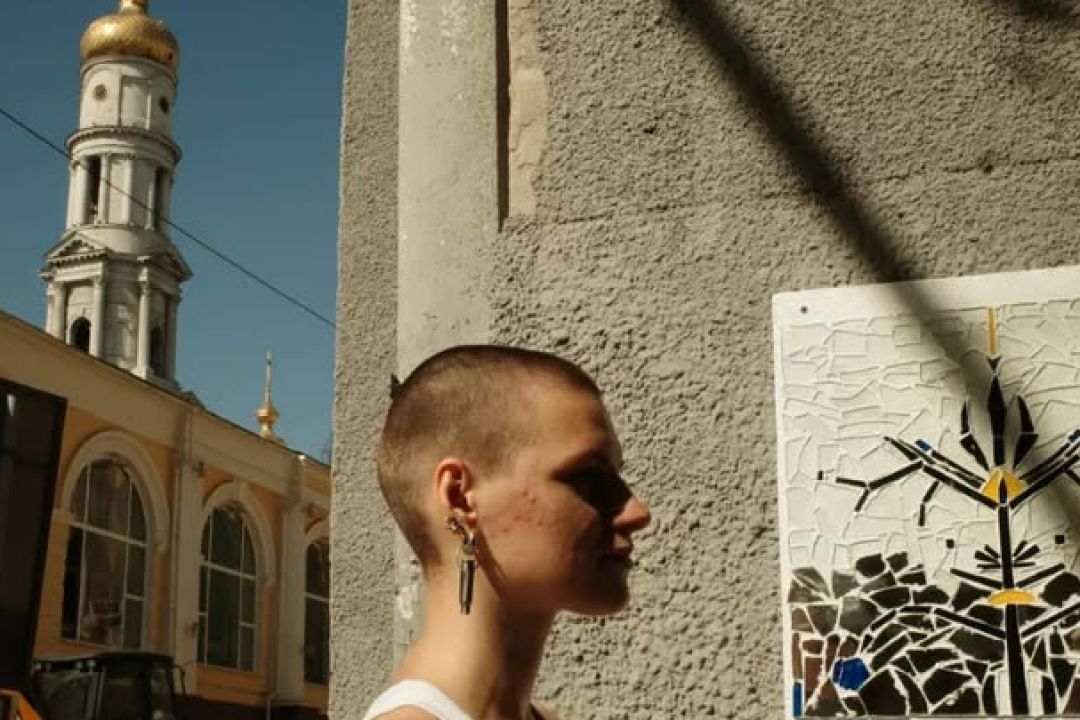 “Я збираю не уламки, а життя людей”: Історія художниці з Харкова, яка створює мозаїки зі скла після прильотів