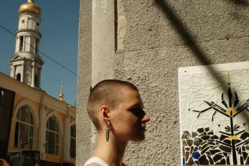 “Я збираю життя людей”: Історія художниці з Харкова, яка створює мозаїки зі скла після прильотів