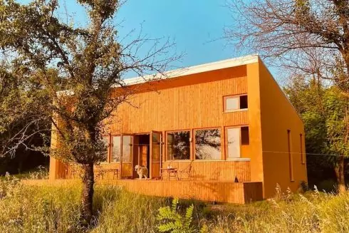 Під Києвом відкрили екологічний котедж від засновника The Naked room: на його будівництво збирали кошти краудфандингом