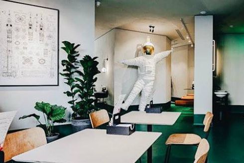 На Позняках відкрився пивний ресторан з дизайном від Слави Балбека