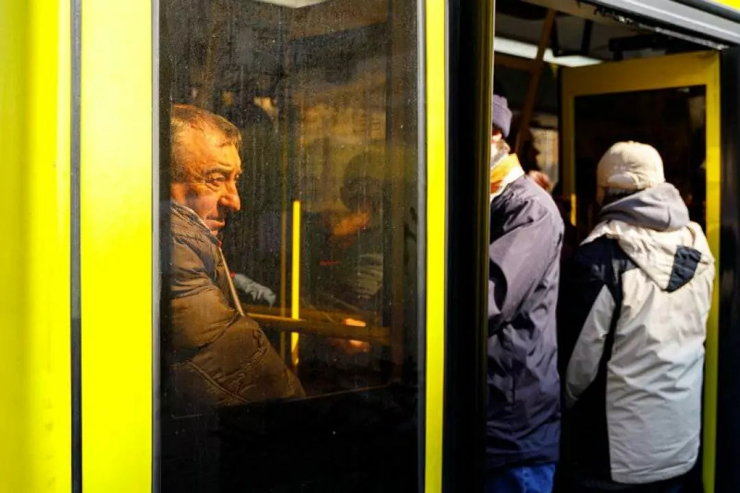 З понеділка транспорт Києва перевозитиме лише медиків, рятувальників, продавців. Вводять спеціальні перепустки