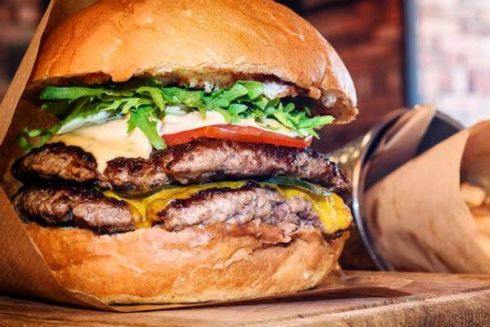 На Поштовій відкрилося літнє кафе зі стравами на грилі