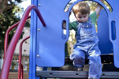 В Киеве запретили гулять на детских и спортивных площадках. Город будут патрулировать военные