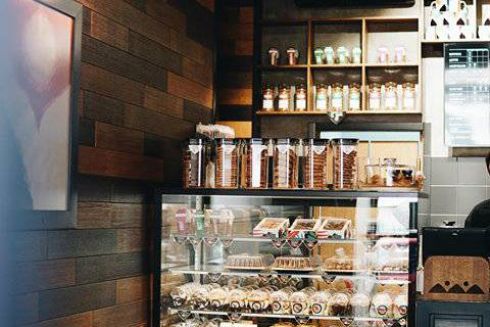 На Подоле открылась кофейня Sharikava с сэндвичами и авторскими конфетами