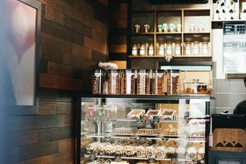 На Подоле открылась кофейня Sharikava с сэндвичами и авторскими конфетами