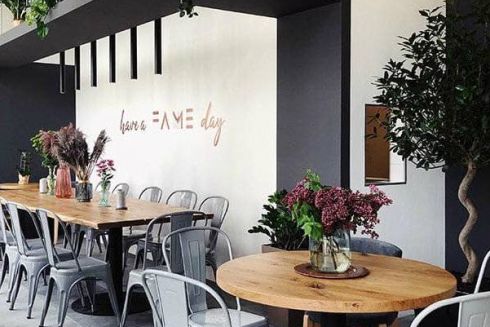 На Деміївці відкрилося кафе зі сніданками та коктейлями