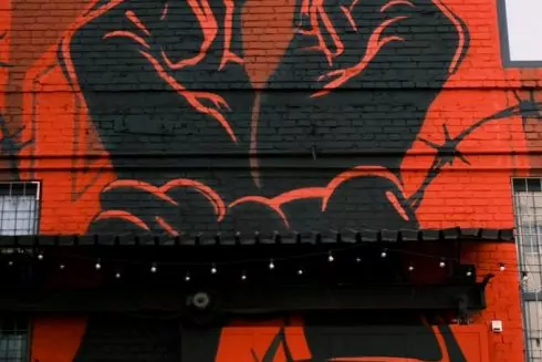 У Києві з&rsquo;явився мурал, присвячений полоненим захисникам &ldquo;Азовсталі&rdquo;