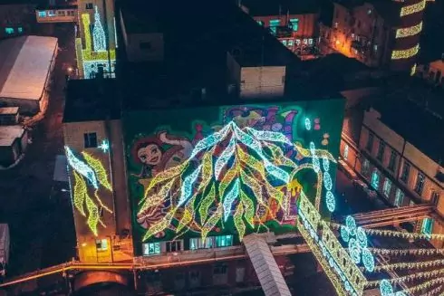 Фабрику Roshen прикрасили новорічною ілюмінацією. Як це виглядає