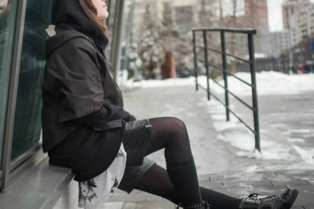 Як позбутися кольорових речей і одягатися тільки в чорне та біле