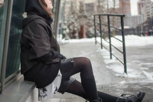 Как избавиться от цветных вещей и одеваться только в черное и белое