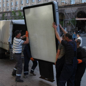 Вулиці Києва почали звільняти від реклами
