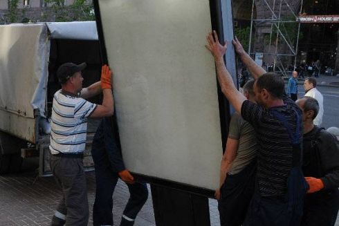 Вулиці Києва почали звільняти від реклами