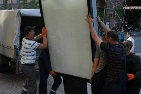 Улицы Киева начали освобождать от рекламы