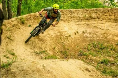 Як на місці пустиря на Троєщині місцеві мешканці побудували екстремальну велотрасу