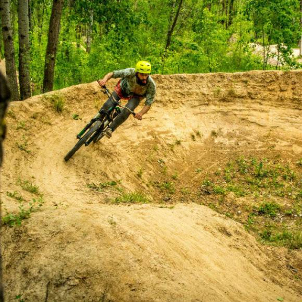 Як на місці пустиря на Троєщині місцеві мешканці побудували екстремальну велотрасу