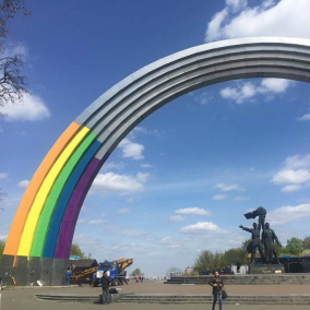 Арку дружбы народов превратили в радугу