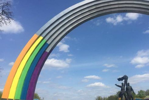 Арку дружби народів перетворили на веселку