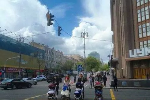 На Хрещатику облаштували наземний пішохідний перехід