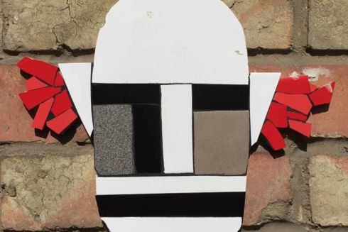 У Києві з'явилося стріт-арт угруповання, яке розвішує мозаїки на стінах будинків