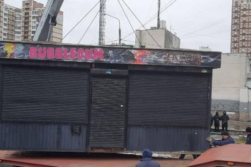 Киевляне хотят убрать МАФы из переходов и запретить продавать там алкоголь –  опрос