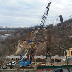 Фото дня: Будівництво пішохідного моста з Володимирської гірки в Києві