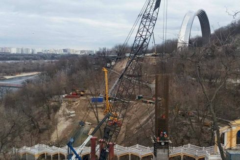 Фото дня: Будівництво пішохідного моста з Володимирської гірки в Києві