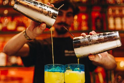 Коктейли в честь Украины и благотворительные вечеринки: Как бармены по всему миру собирают деньги, чтобы поддержать украинцев