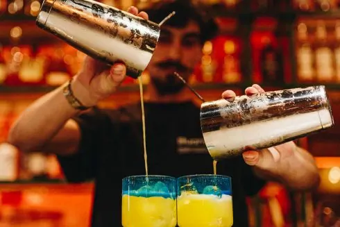 Коктейли в честь Украины и благотворительные вечеринки: Как бармены по всему миру собирают деньги, чтобы поддержать украинцев