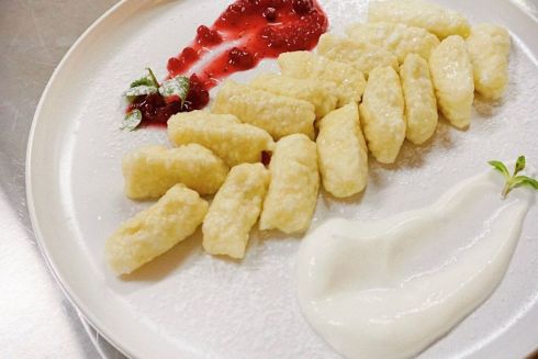 На Подоле открыли бистро «Пташка»: с вином, завтраками и бесплатным фильтром