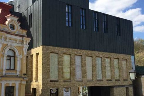 Як виглядає Театр на Подолі без паркану