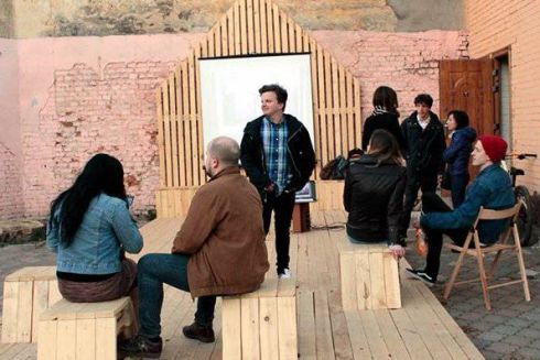 Во Львове открыли уличный лекторий и кинотеатр