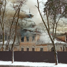 В Пуще-Водице во второй раз горела старинная дача: Рядом хотят построить ЖК