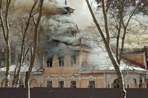 В Пуще-Водице во второй раз горела старинная дача: Рядом хотят построить ЖК