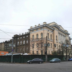 У здания университета Шевченко уничтожили ограду XIX века