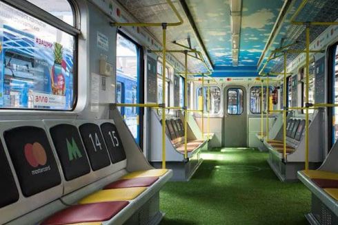 У київському метро почав курсувати вагон-стадіон