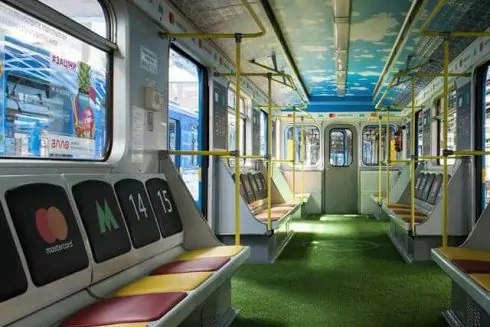 У київському метро почав курсувати вагон-стадіон