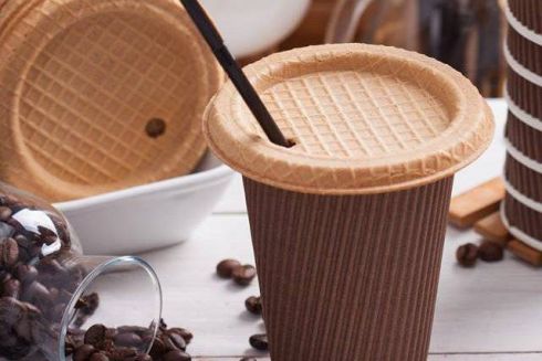 Украинская компания выпустила вафельные крышечки для кофе с собой