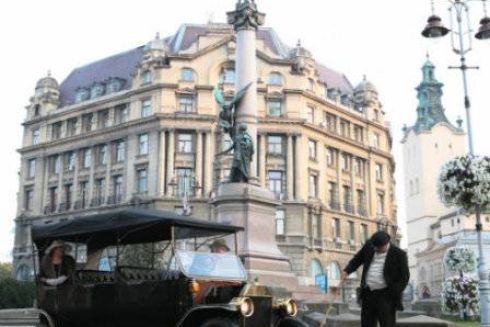 Во Львове запускают экскурсии на раритетных электромобилях